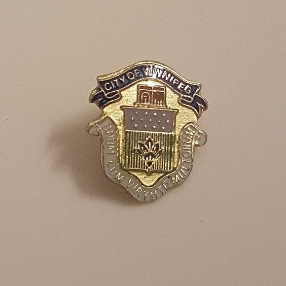💲5️⃣ in 🛍️of2+  [FIDLER] City of Winnipeg Crest Pin - Picture 5 of 10